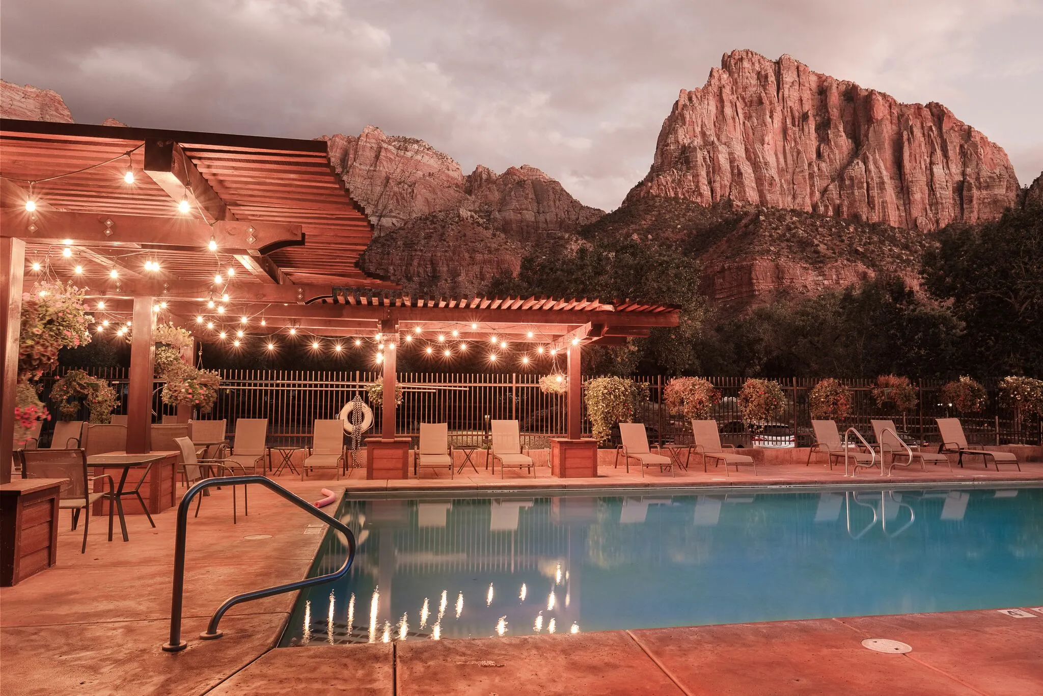 Beautiful view of Cable Mountain Lodge with red rock formations in the background near Zion National Park