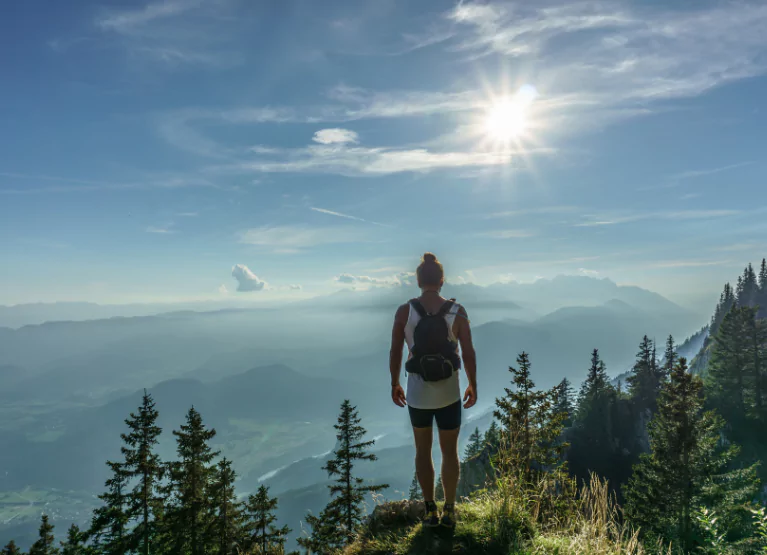 Infographic showing 5 key benefits of hiking for fitness and health including weight loss