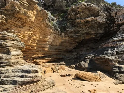 post-The Complete Guide to Staying Safe Near Cliffs: Expert Tips for Hikers and Outdoor Enthusiasts