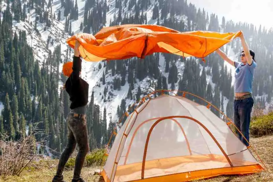 Ground insulation setup for winter tent camping